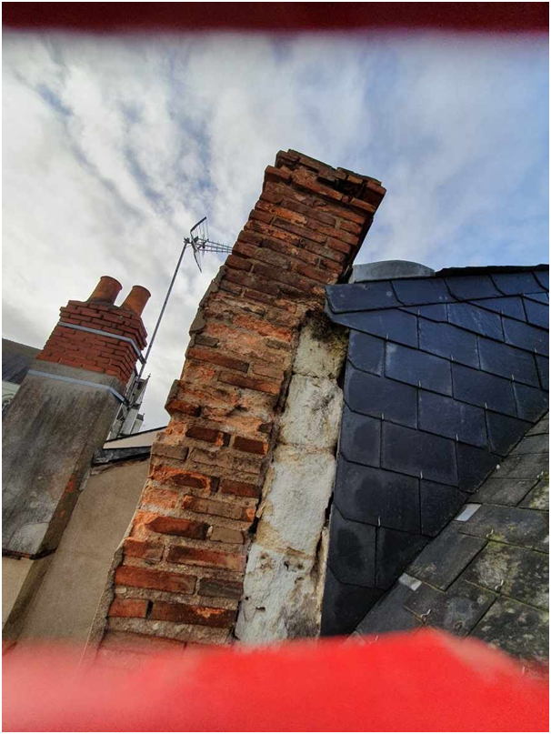 Cheminée penchée de l'immeuble à 0 €