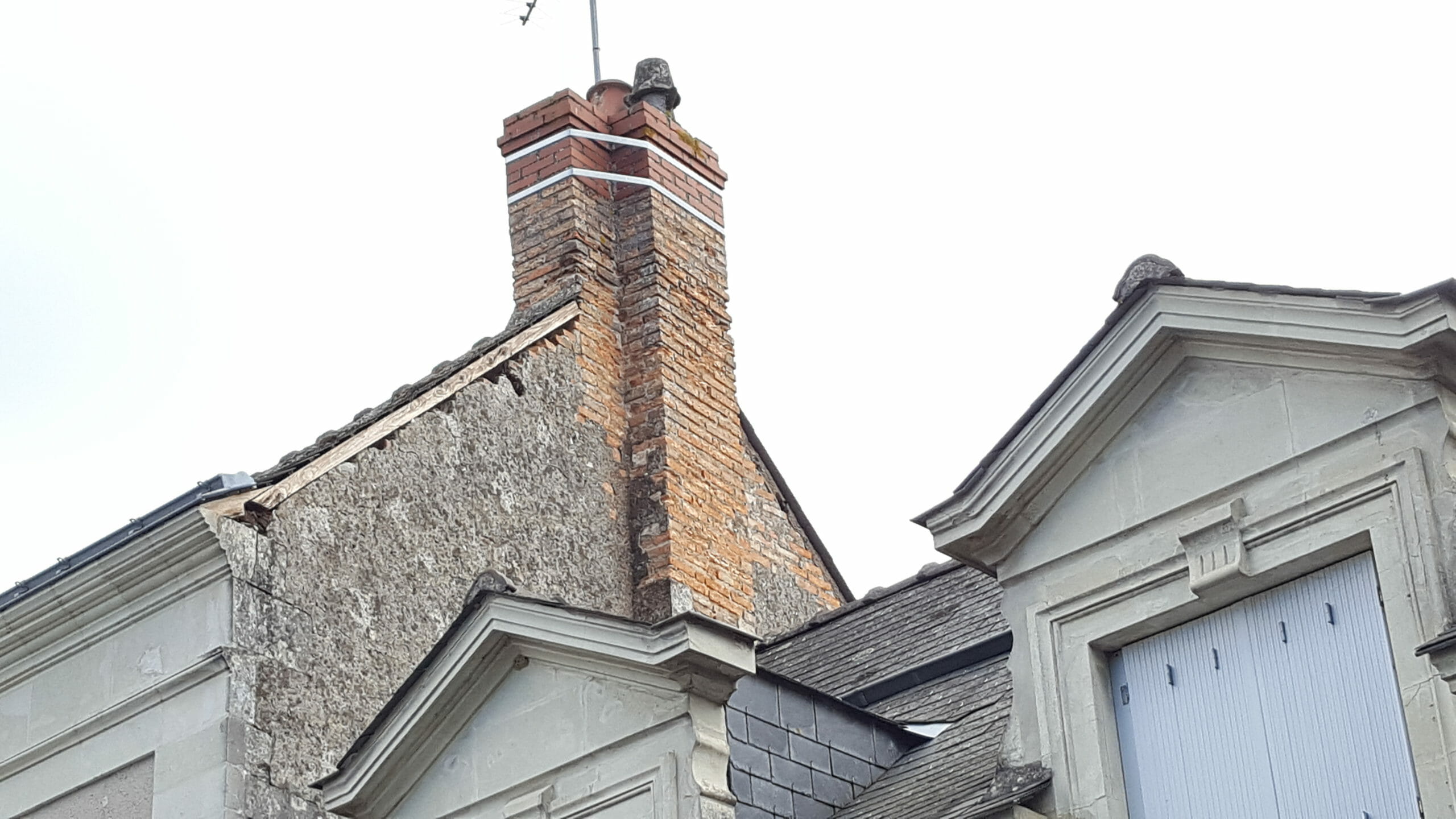 Cheminée penchée de l'immeuble à 0 euro