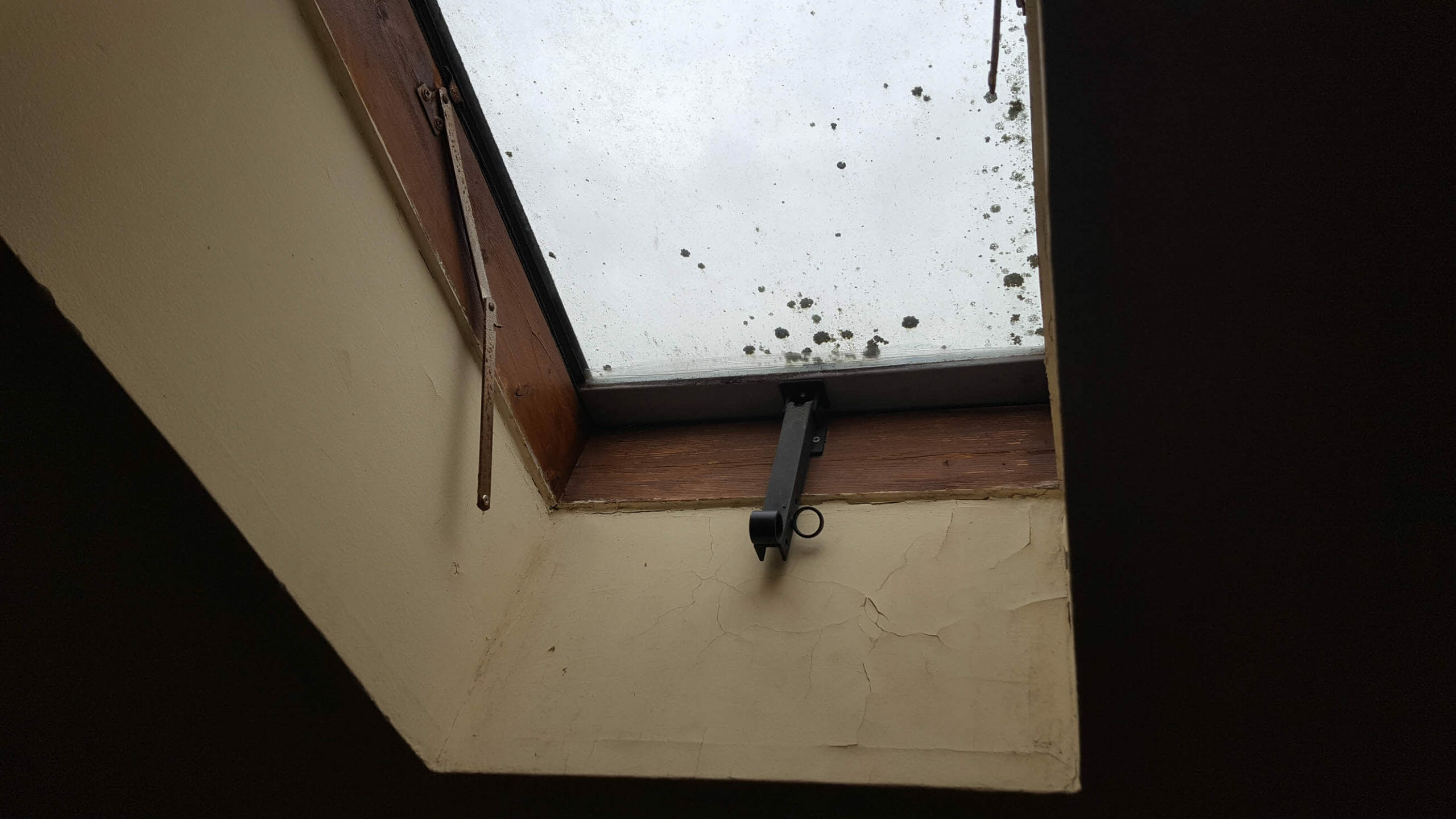 Anciennes fenêtres dans l'immeuble à 0 euro