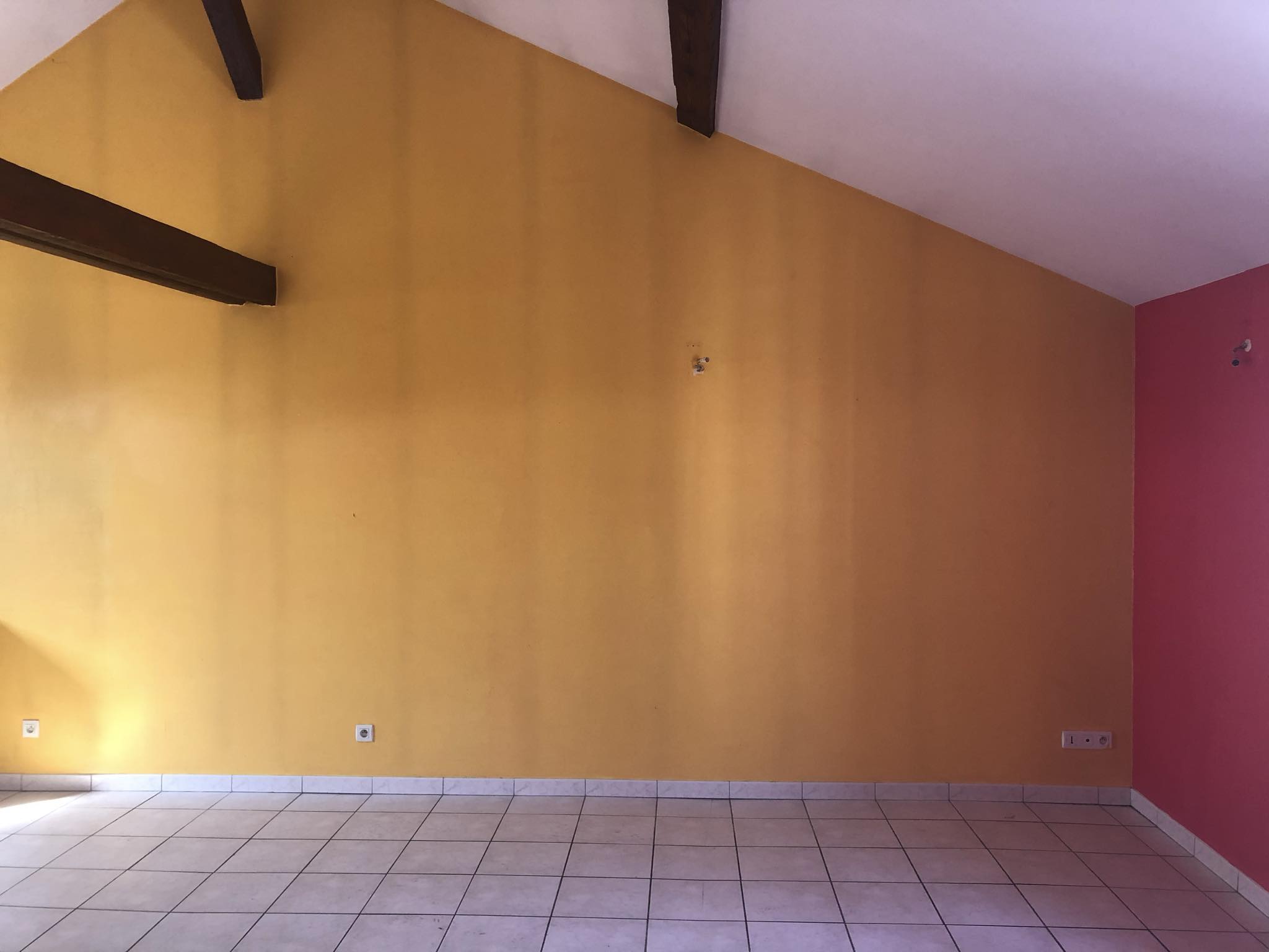 Photos avant rénovation de la colocation rentable de Thomas à Troyes dans un appartement avec poutres apparentes