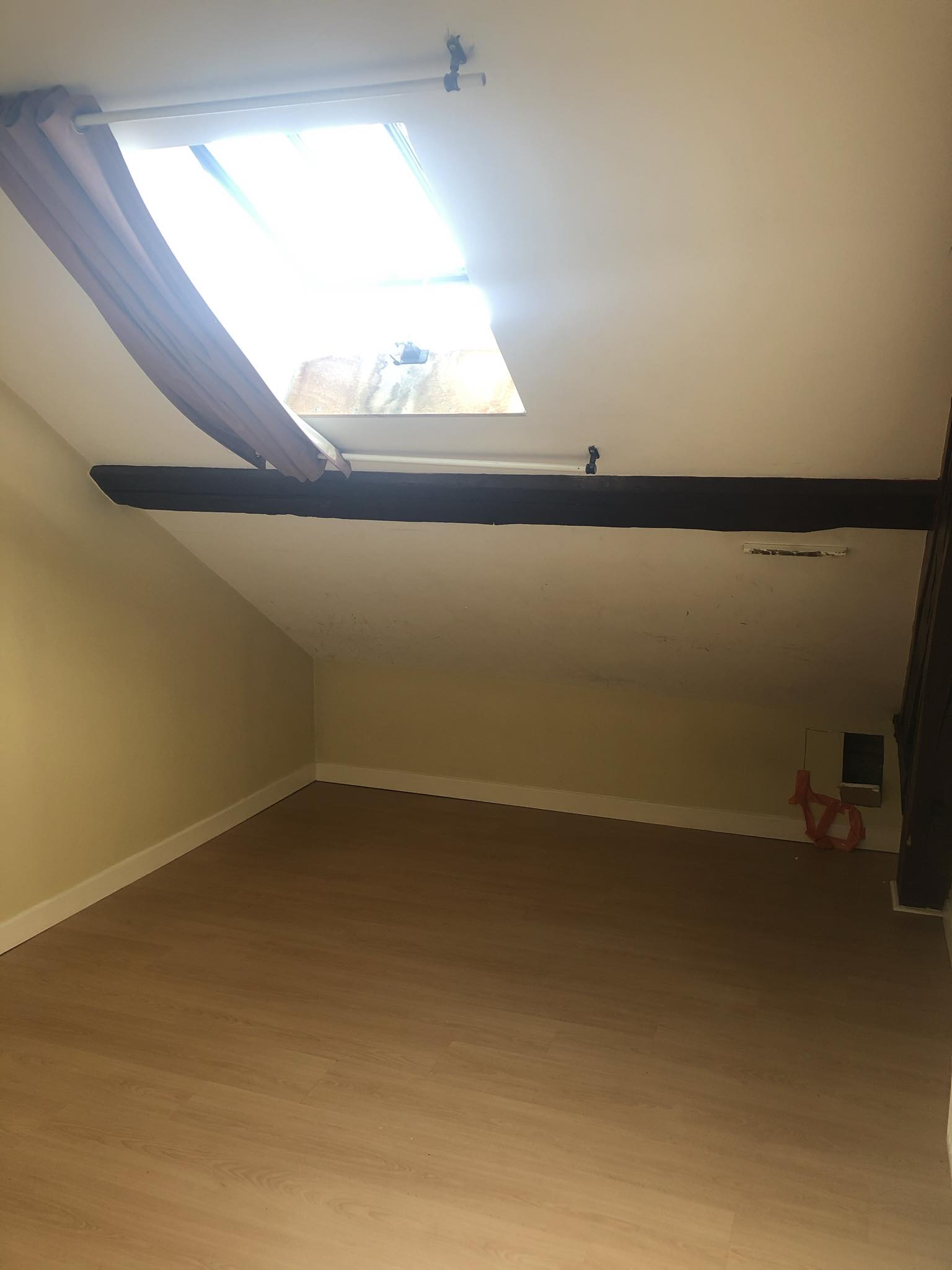 Photos avant rénovation de la colocation rentable de Thomas à Troyes dans un appartement avec poutres apparentes