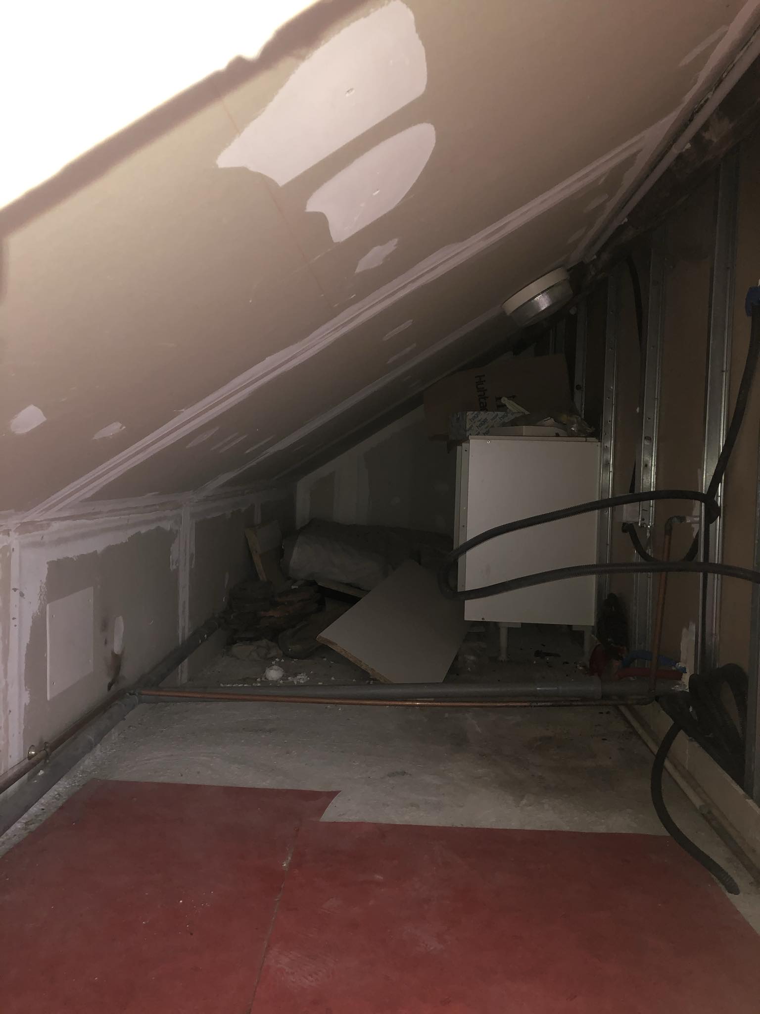 Photos avant rénovation de la colocation rentable de Thomas à Troyes dans un appartement avec poutres apparentes - combles