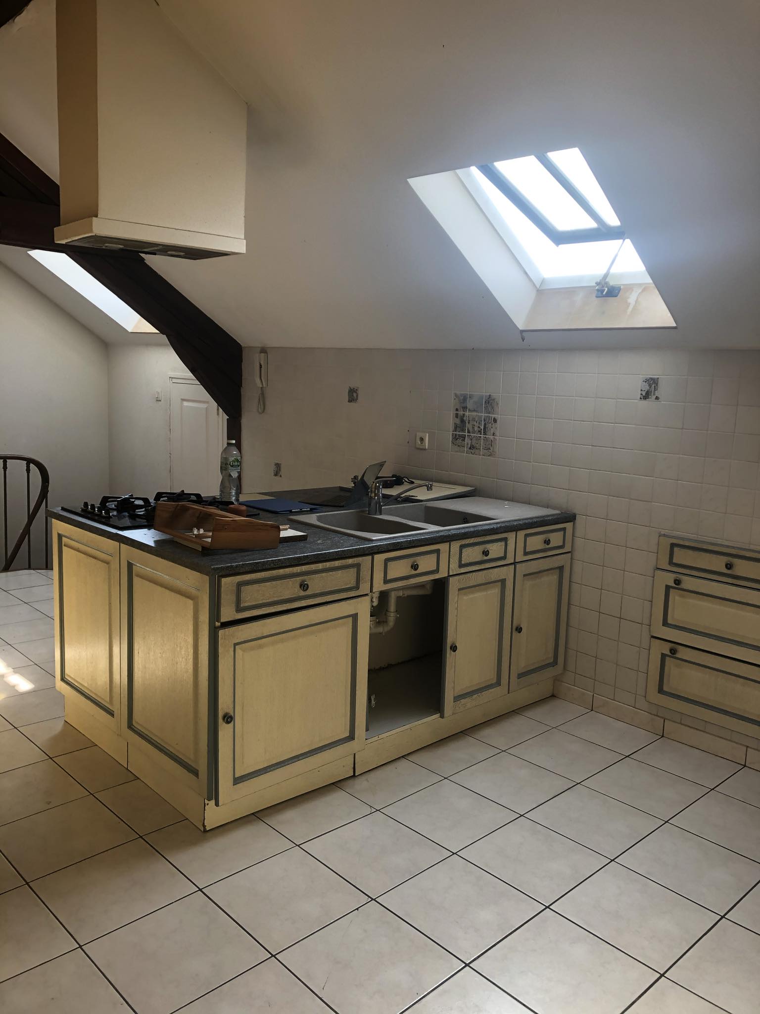 Photos avant rénovation de la colocation rentable de Thomas à Troyes dans un appartement avec poutres apparentes - cuisine