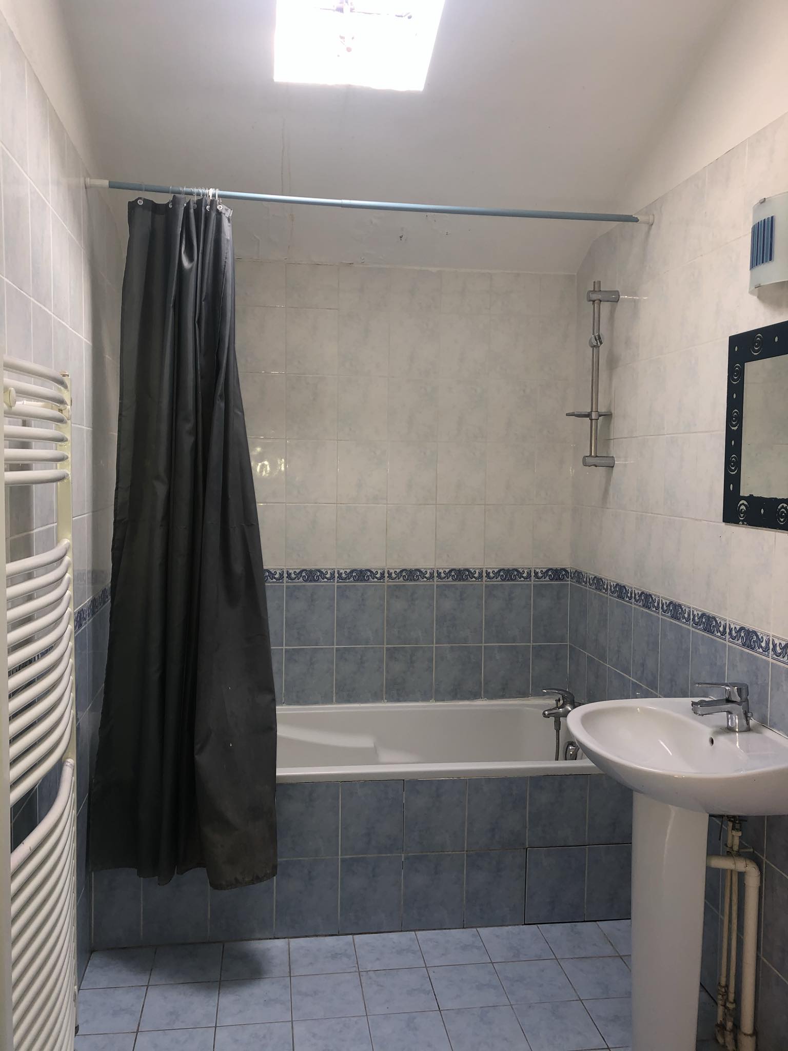 Photos avant rénovation de la colocation rentable de Thomas à Troyes dans un appartement avec poutres apparentes - salle de bain