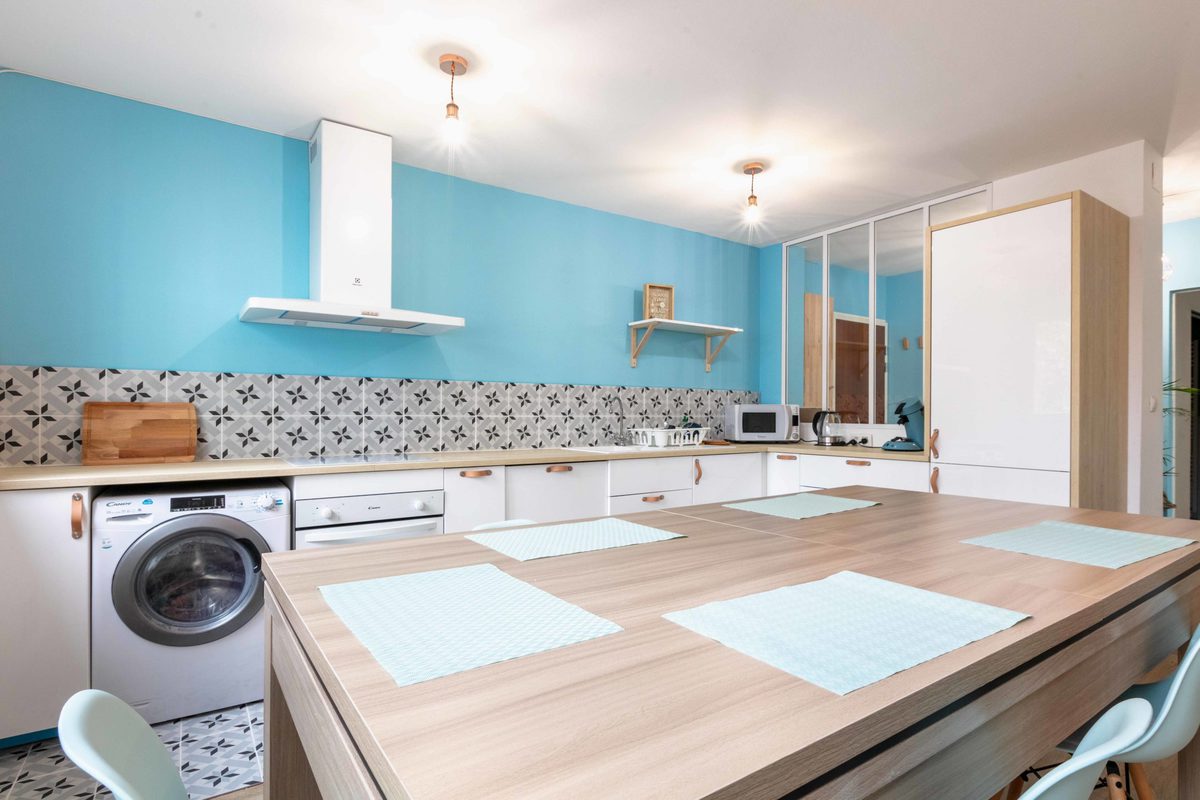 La cuisine de la troisième colocation de Paul avec table multifonctions