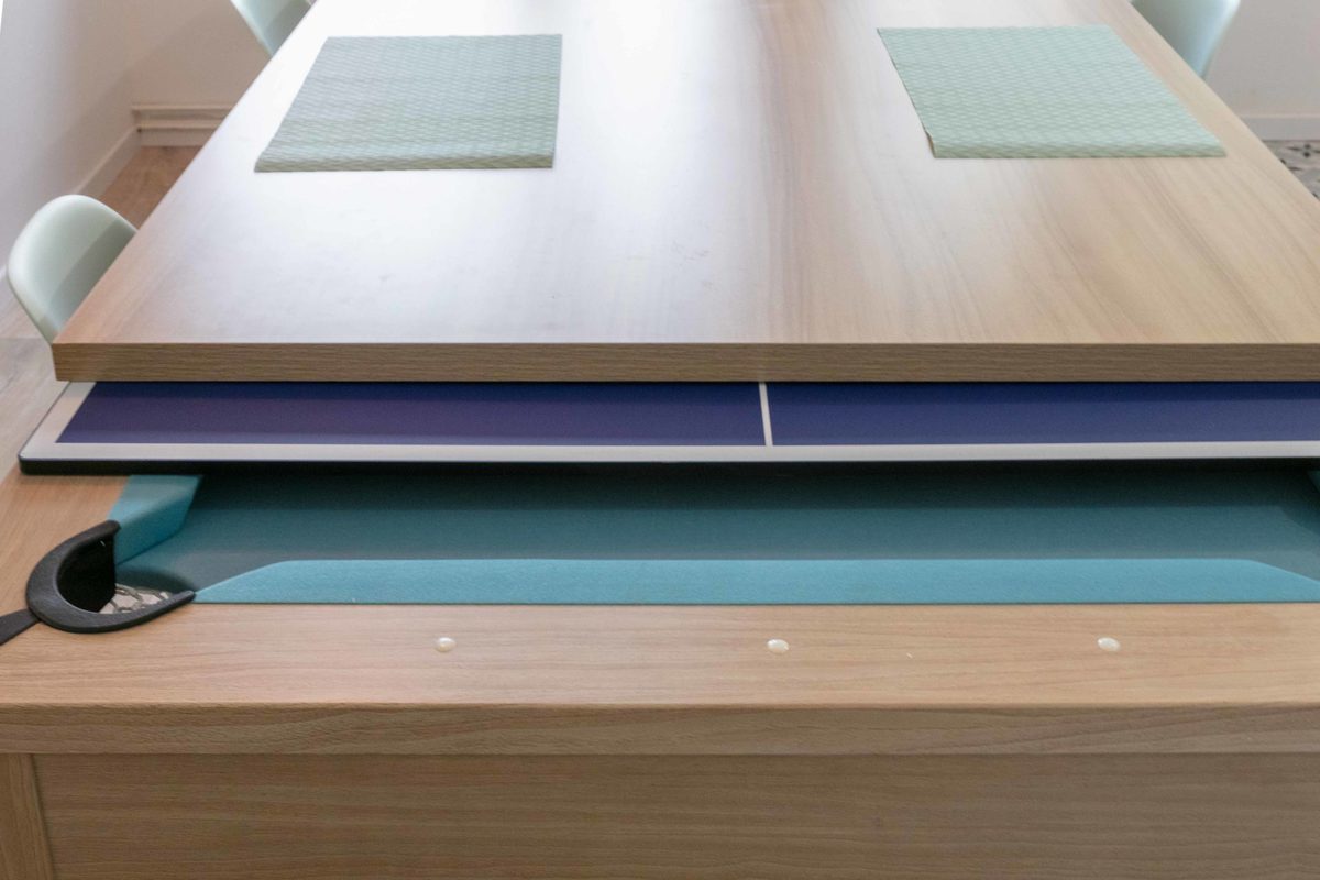Billard, ping-pong et table de cuisine tout-en-un dans la colocation de Paul