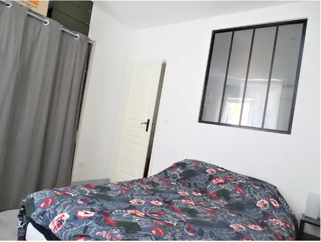 La chambre et la verrière d'intérieur après travaux dans l'appartement que Fadil met en location meublée.