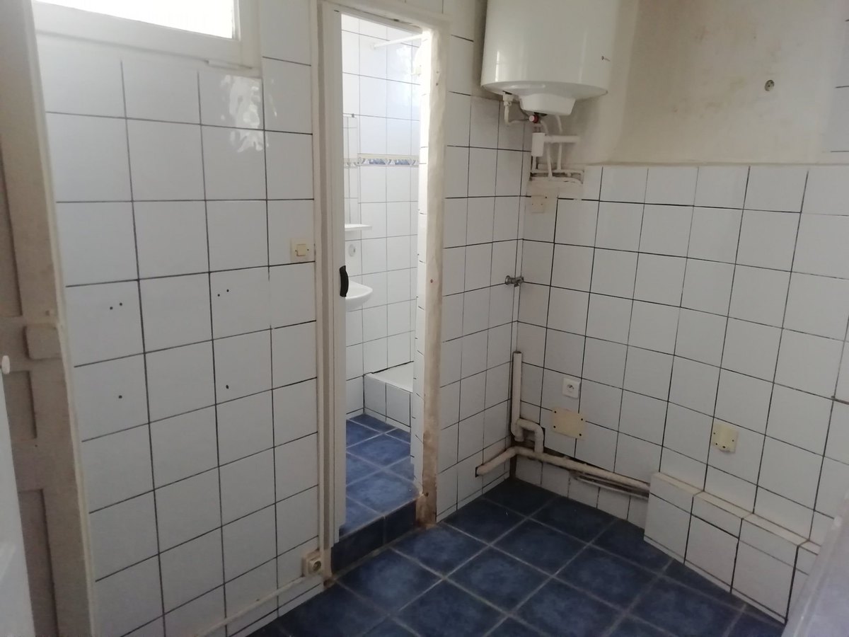 Cuisine et salle de bain avant les travaux de rénovation