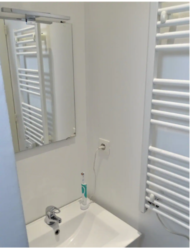 La salle de bain rénovée dans l'appartement que Fadil loue.