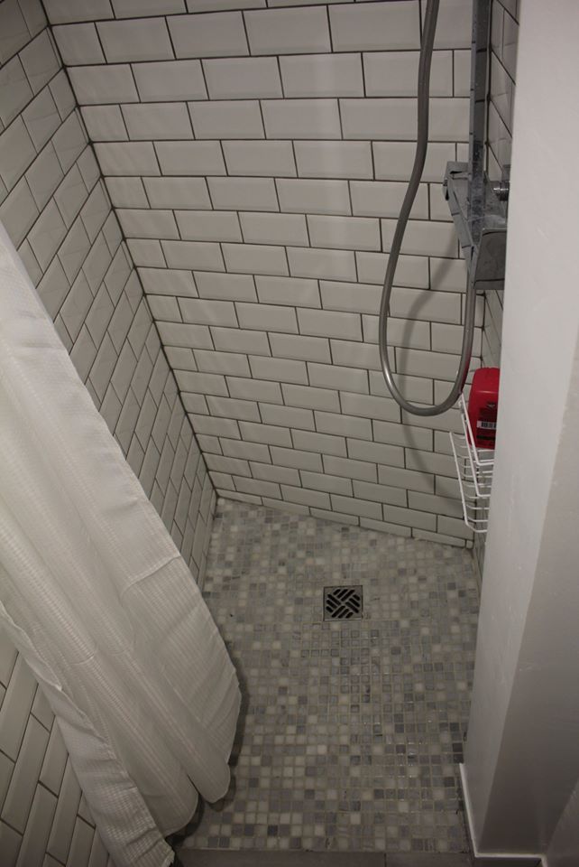 La douche à l'italienne dans l'appartement rénové de Fadil