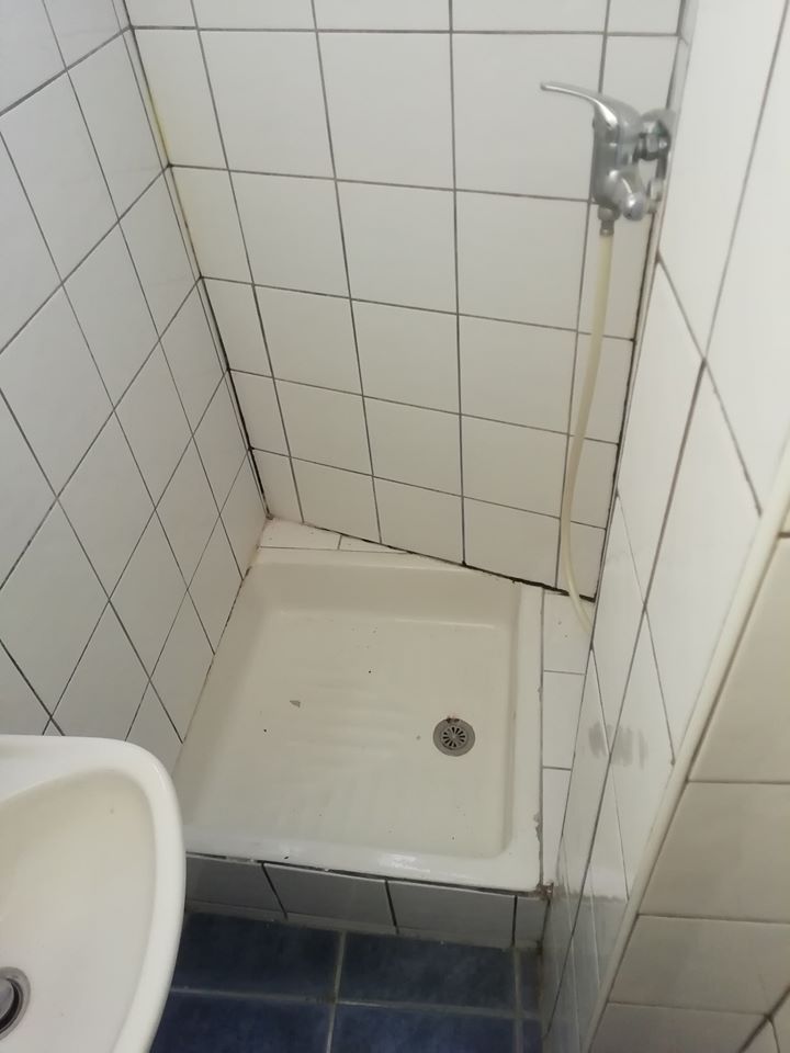 La douche avant travaux dans l'investissement locatif de Fadil à Toulon