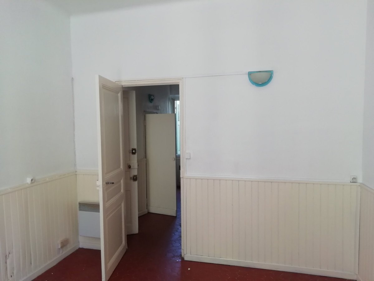 L'appartement de Fadil avant travaux : du lambris partout