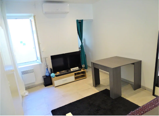 Le salon et sa table qui s'ouvre pour accueillir plus de convives dans l'appartement que Fadil loue en meublé.