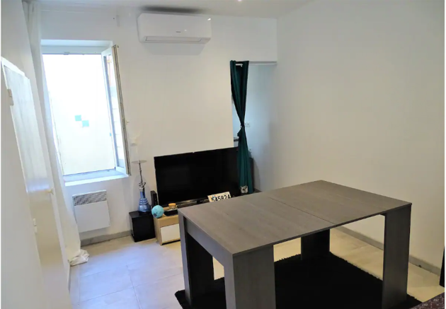 Le salon et sa table qui s'ouvre pour accueillir plus de convives dans l'appartement que Fadil loue en meublé et en location courte durée.