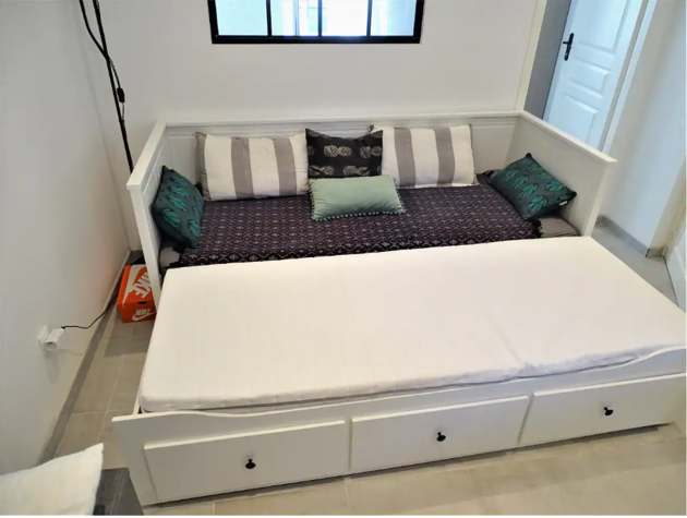 Le lit-gigone qui sert aussi de canapé pour augmenter le couchage dans cet appartement en location saisonnière et meublée.